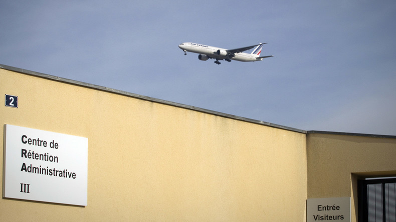 Pour expulser un migrant algérien, la police française l'équipe d'un «genre de muselière» (PHOTOS)