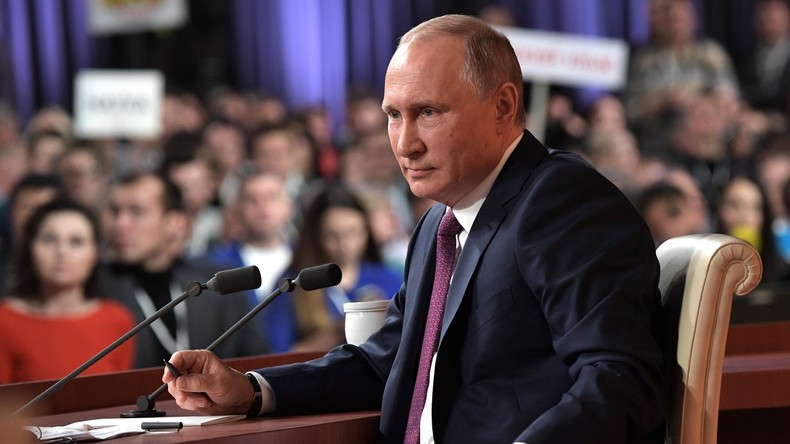 Entre sorties fracassantes et humour, Vladimir Poutine répond à la presse (VIDEOS)