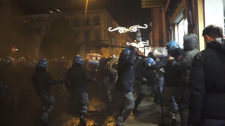 La police italienne disperse violemment des antifas à Modène (VIDEO)