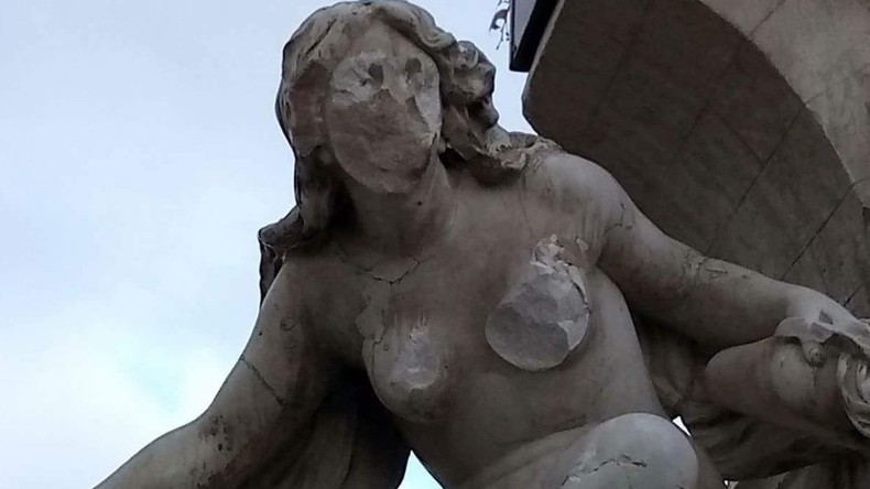 Algérie : un individu vandalise une sculpture représentant une femme aux seins nus (VIDEO)