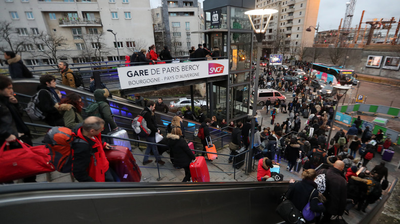 Trains saturés, achat de billets impossible... La SNCF nie toute «désorganisation» à Paris
