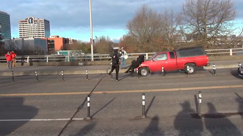 USA : un antifa renversé par un pick-up lors d'une action contre une «marche pour Jésus» (VIDEO)