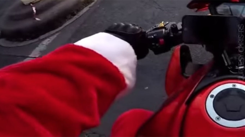Un Père Noël en moto pourchasse un chauffard en fuite en plein Paris (VIDEO)