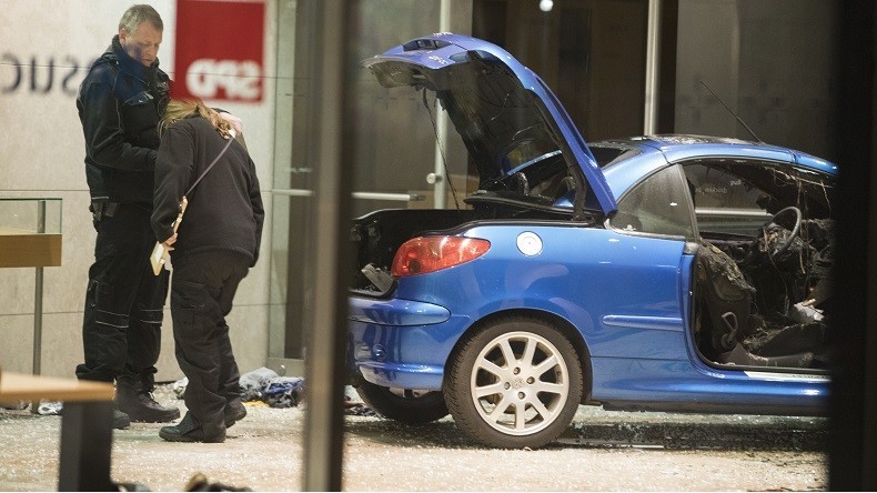 Une voiture fonce dans le siège du parti social-démocrate à Berlin (PHOTOS)