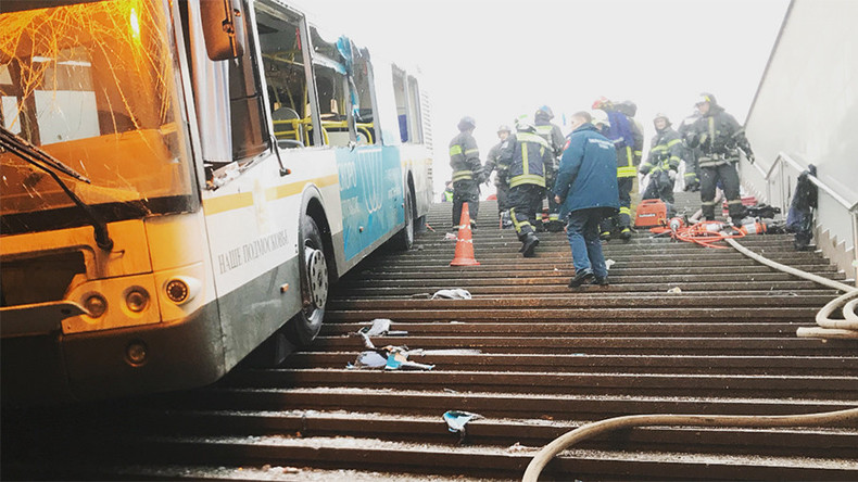 Moscou : le moment où le bus fonce dans des piétons près d'un passage souterrain, filmé (VIDEO CHOC)
