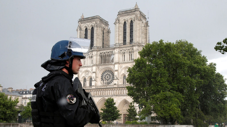 90 000 policiers et gendarmes, 7 000 militaires : des fêtes de Noël sous haute sécurité