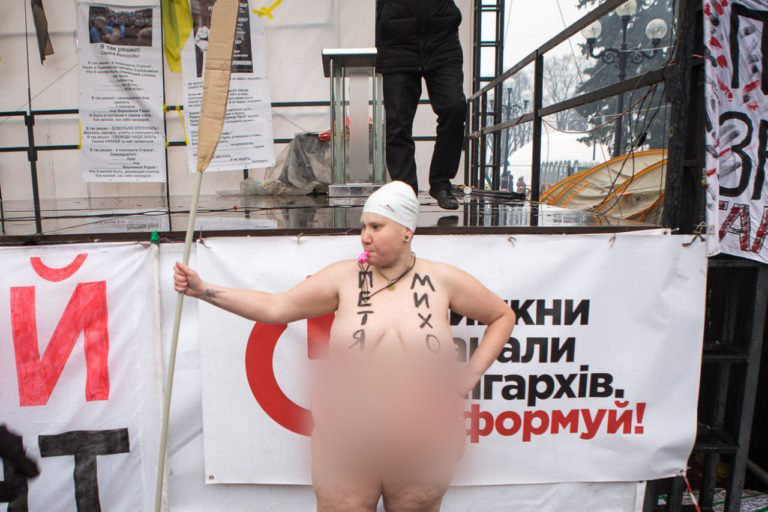 Une femme se met nue à Kiev pour demander le départ de Saakachvili et Porochenko (IMAGES)