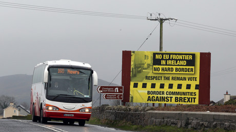 Un bus traversant la frontière entre la République irlandaise et le Royaume-Uni à Jonesborough en janvier 2017.