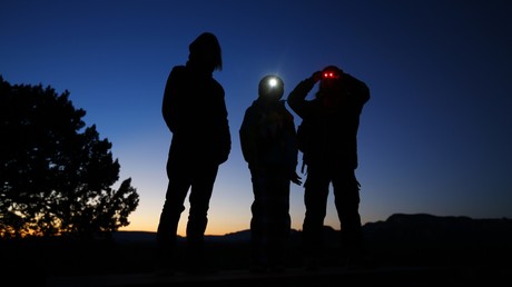  Trois jeunes garçons attendent de pied ferme les ovnis lors d'une virée nocturne dans l'Arizona, février 2013, illustration
