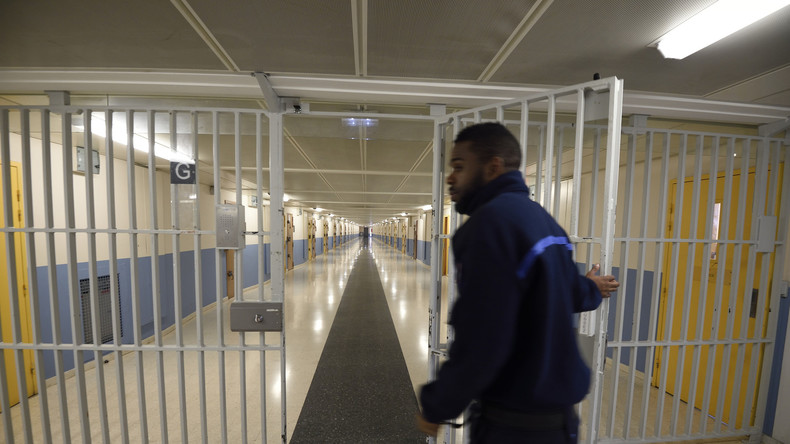 Téléphone dans les cellules de prison : Dupont-Aignan se demande s'il vit «dans un pays de fous»