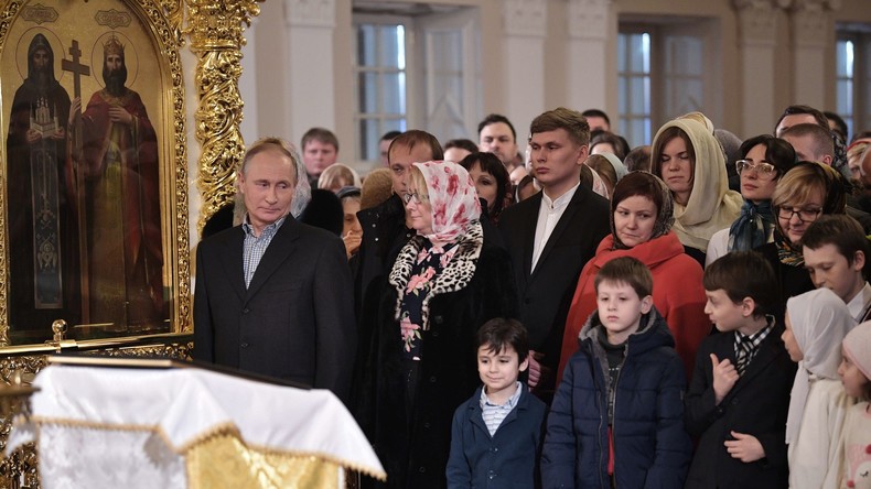 Vladimir Poutine célèbre le Noël orthodoxe à Saint-Pétersbourg, sa ville natale (VIDEO)