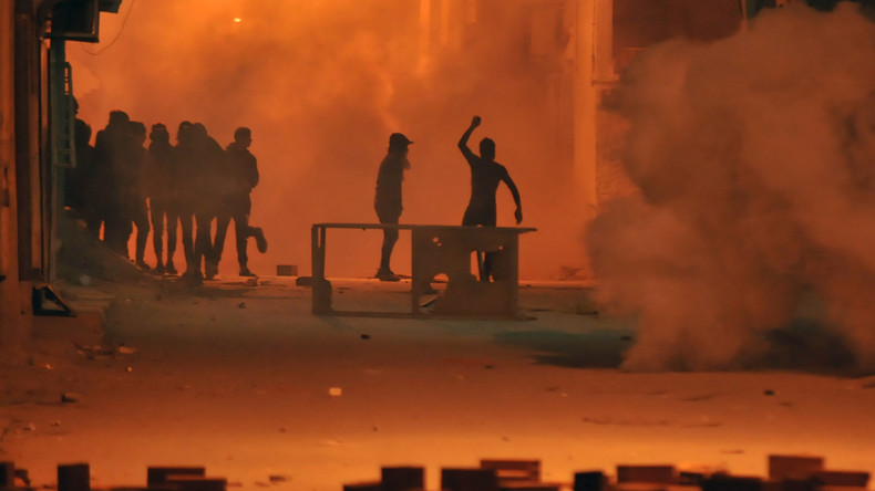 200 arrestations après une nouvelle nuit d’émeutes contre la vie chère en Tunisie (IMAGES)