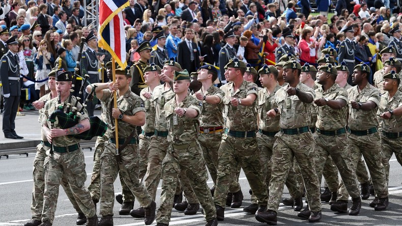 Pour enrayer son déclin, l'armée britannique fait du pied aux musulmans, aux femmes et aux gays
