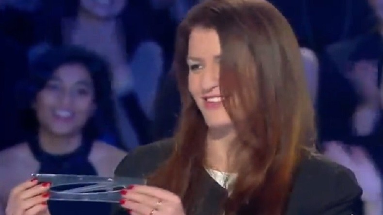 Pour mesurer «l’égalité des sexes», Laurent Baffie offre une règle à Marlène Schiappa (VIDEO)