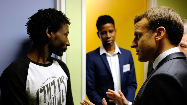 Critiqué sur sa gauche, Emmanuel Macron tente de rassurer à Calais