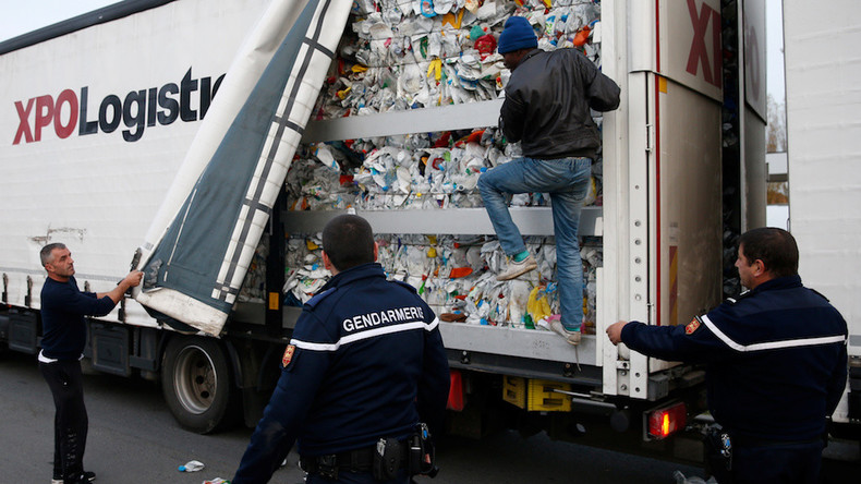 A Calais, Macron défend sa politique migratoire, «effort historique» pour «accueillir tout le monde»