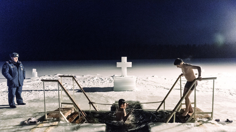 A l'Est, les fidèles plongent dans l'eau glacée pour fêter l'Epiphanie orthodoxe (IMAGES)
