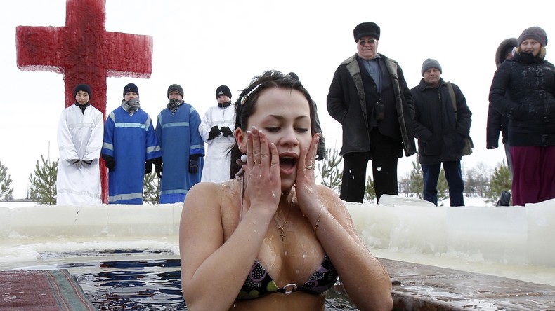 A l'Est, les fidèles plongent dans l'eau glacée pour fêter l'Epiphanie orthodoxe (IMAGES)