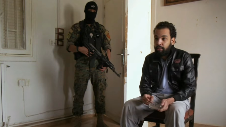 Arrêté en Syrie, un djihadiste veut rentrer en France, son geôlier le recadre face caméra (VIDEO)