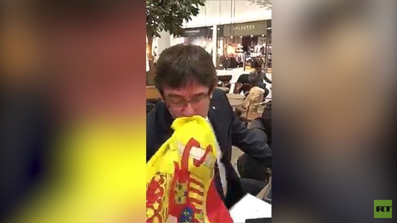 «Aucun problème» : Quand l'indépendantiste catalan Carles Puigdemont embrasse le drapeau espagnol