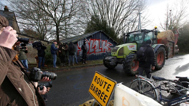 Notre-Dame-des-Landes : des zadistes montrent leurs fesses au passage de la préfète