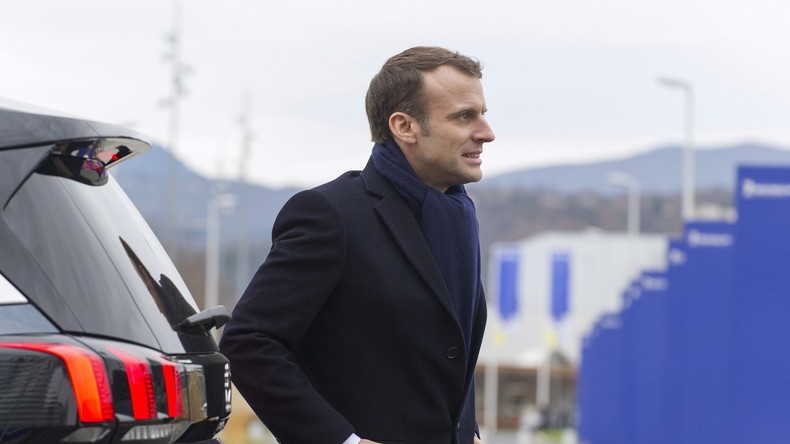 «Enfoiré !», lance un garde du corps à Macron qui plaisantait sur son «illettrisme» (VIDEO)