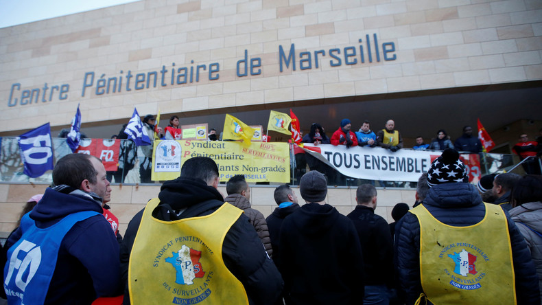 Blocages : FO pénitentiaire «noyauté par le FN» selon Macron, «risible» répond le syndicat