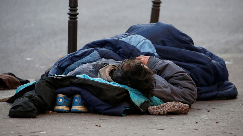 Quand un secrétaire d'Etat estime le nombre d'hommes isolés à la rue en Ile-de-France... à 50