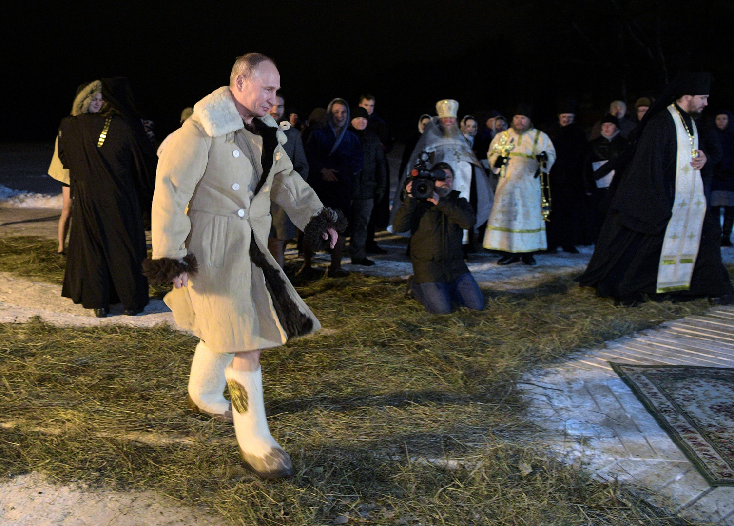 Vladimir Poutine s'immerge dans l'eau glacée pour commémorer le baptême du Christ (PHOTOS, VIDEO)
