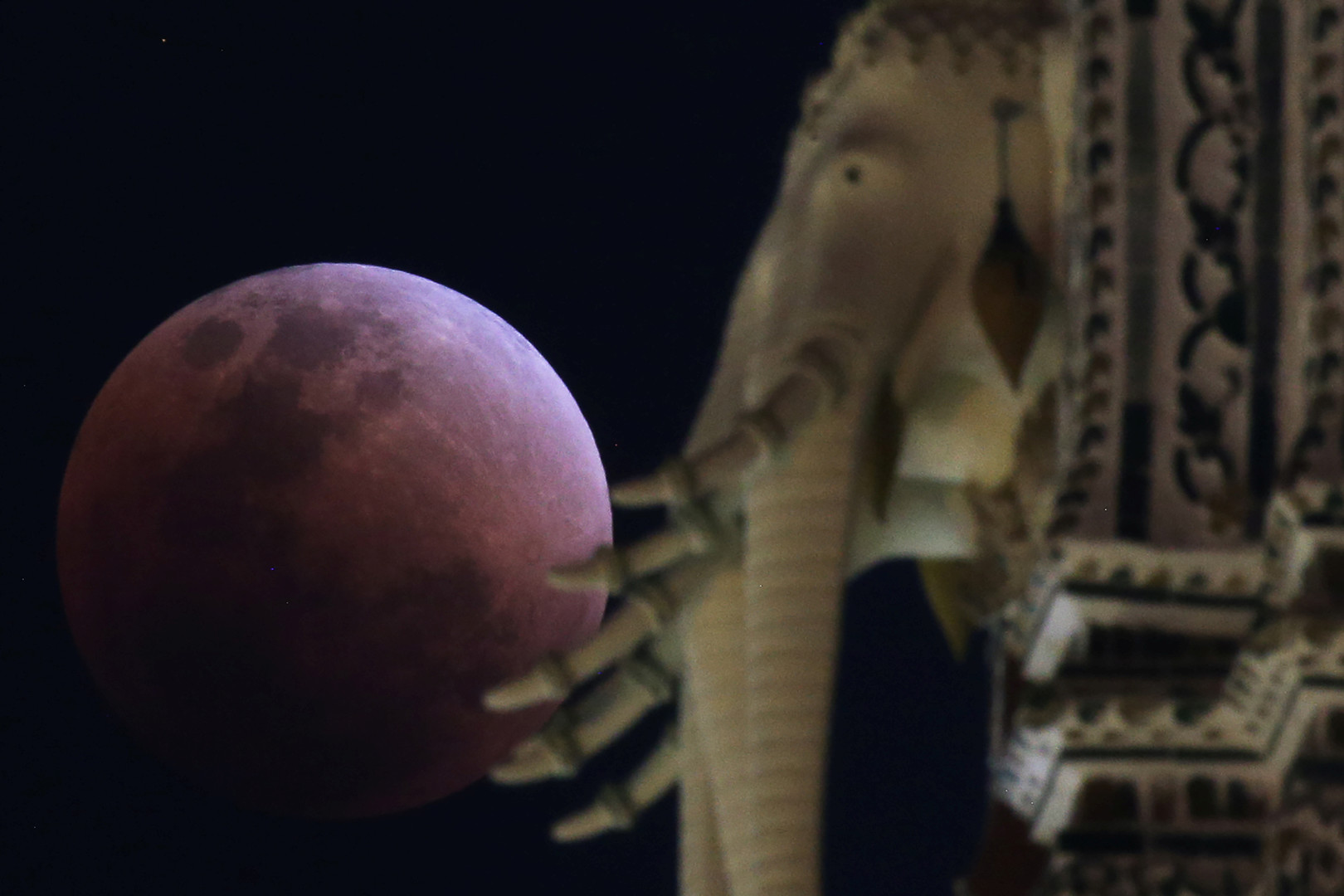 Pour la première fois depuis 150 ans, voici la «super Lune bleue de sang» (IMAGES)