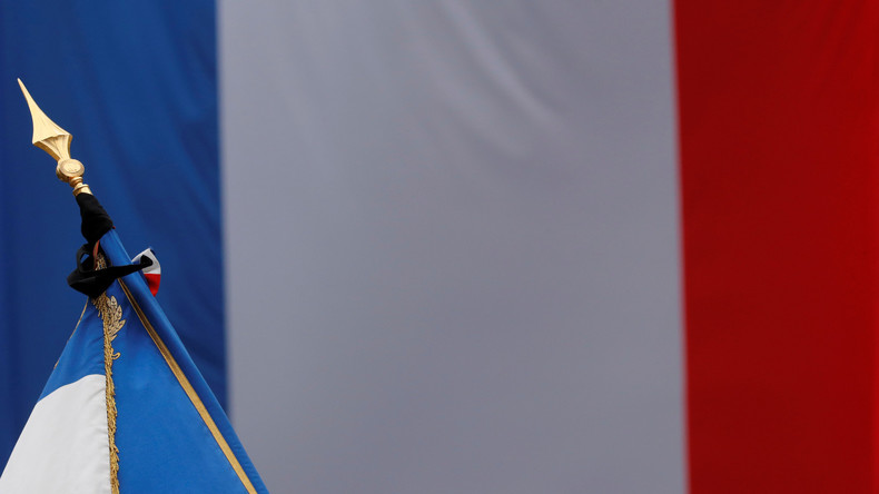 «Eviter de passer pour un chef d'Etat étranger» : Macron exige un drapeau français en Corse