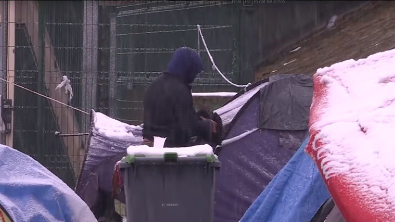 Un hiver dans la rue : les déclarations gouvernementales confrontées à la réalité (REPORTAGE)
