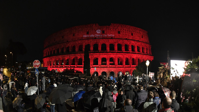 Le Colisée de Rome illuminé en rouge en hommage aux chrétiens persécutés dans le monde (VIDEO)