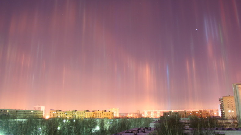 Le ciel de Saint-Pétersbourg illuminé par de spectaculaires faisceaux de lumière (IMAGES)