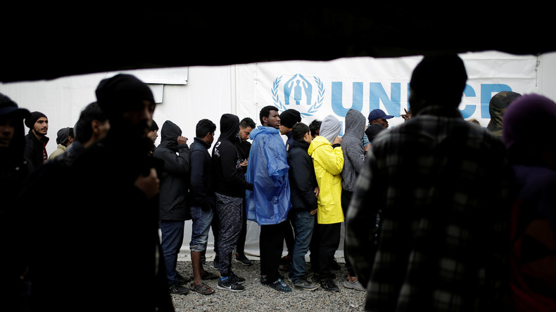 Passes, deal et vol : des migrants mineurs contraints de se prostituer pour survivre (VIDEO)