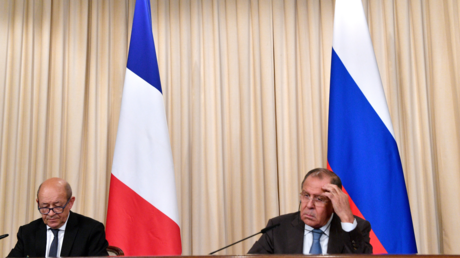 Sergueï Lavrov et Jean-Yves Le Drian s'expriment devant la presse à Moscou 