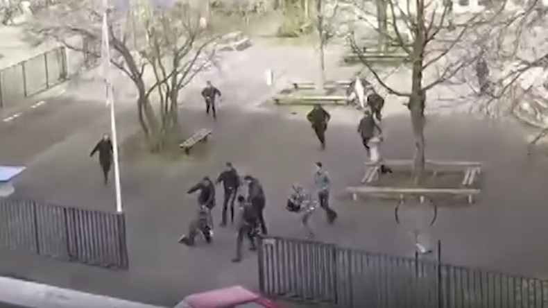 Pays-Bas : un homme armé de couteaux attaque un collège avant d'être chassé par les élèves (VIDEO)
