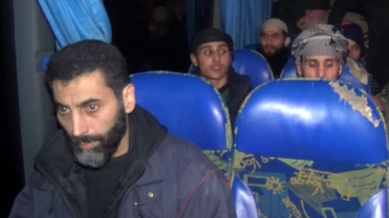 Un premier groupe de djihadistes dépose les armes et évacue la Ghouta orientale (VIDEO)