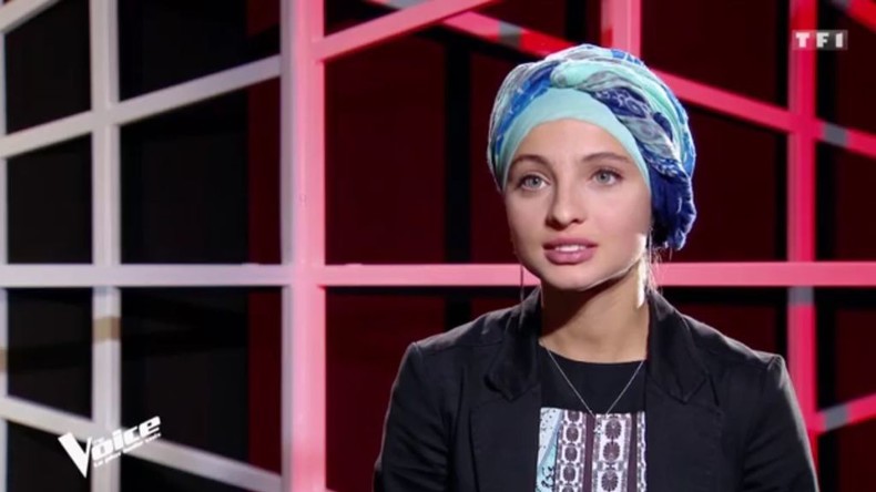 La chanteuse Mennel sera coupée au montage de The Voice sur TF1