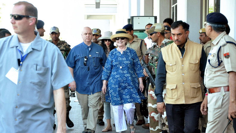 Inde : Hillary Clinton glisse à deux reprises et se fait péniblement porter (VIDEO)