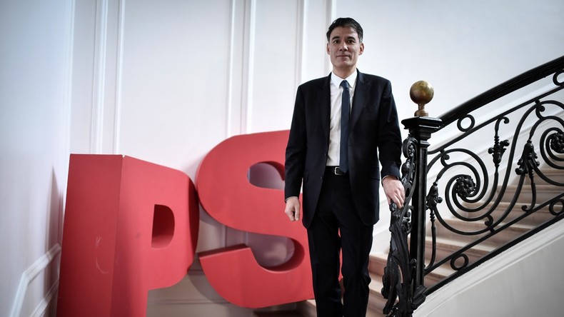 Le PS vient-il de réélire François Hollande ?