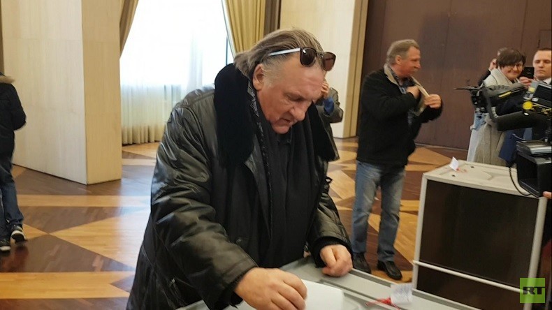 Election russe : à Paris, Gérard Depardieu a glissé son bulletin dans l'urne (VIDEOS)