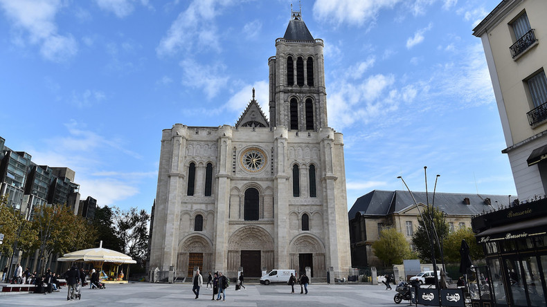 Des militants pro-migrants investissent la basilique de Saint-Denis, la messe annulée (IMAGES)