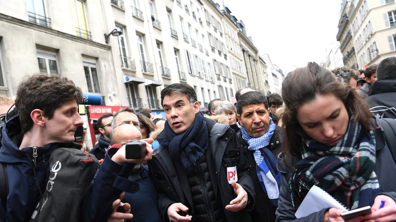 Hué, insulté, conspué : Olivier Faure et des militants du PS obligés de quitter la manifestation