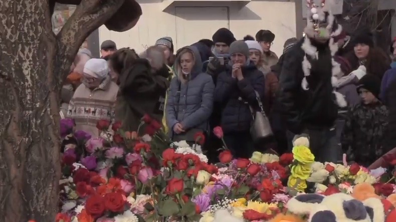 Kemerovo : les hommages se succèdent, les habitants font la queue pour donner leur sang (VIDEOS)