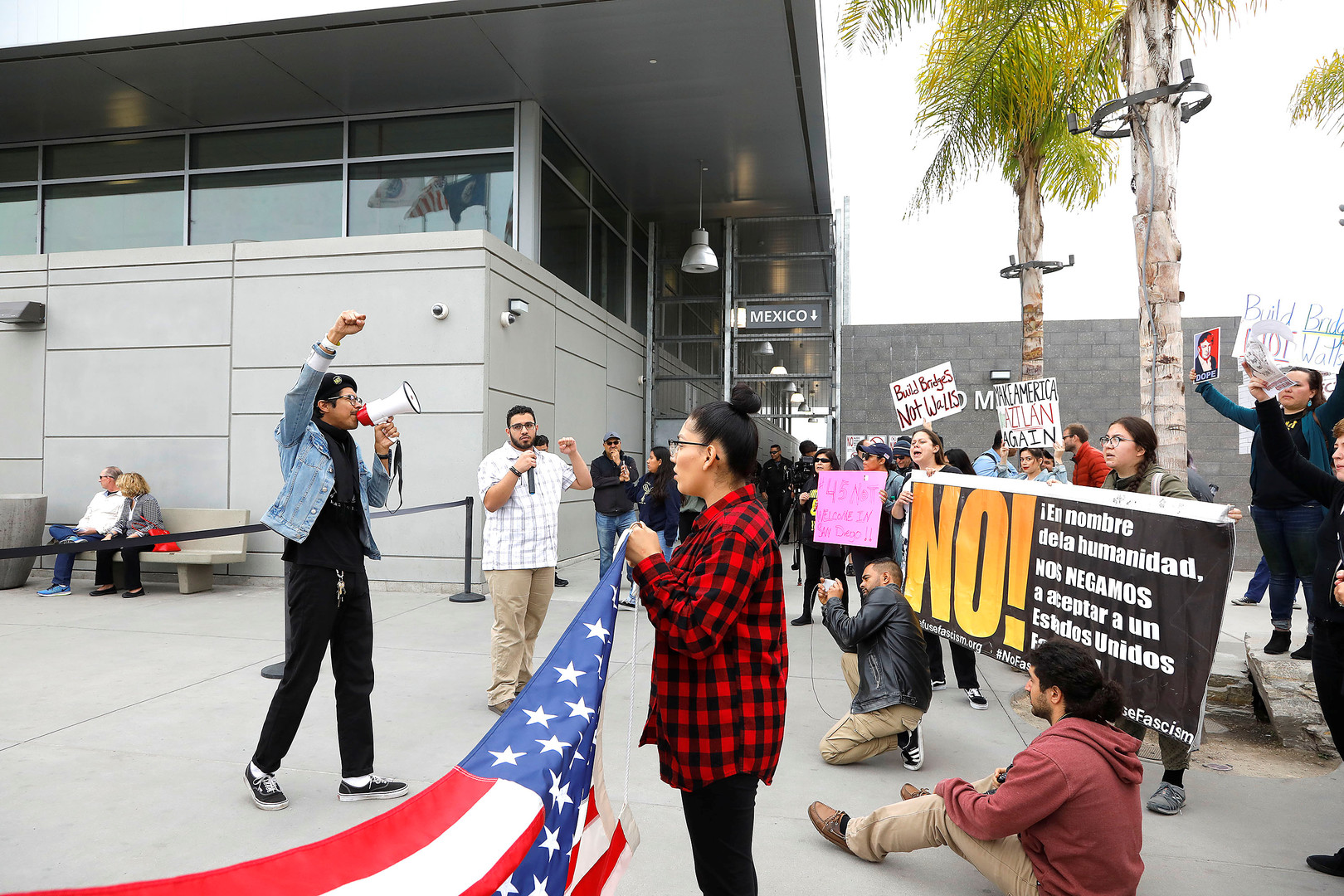 Mur à la frontière mexicaine : huit prototypes ont été présentés à Donald Trump (PHOTOS)