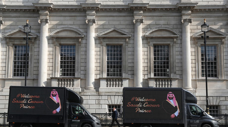 Des véhicules à la gloire du prince héritier saoudien Mohammed ben Salmane dans le centre de Londres le 7 mars 2018.