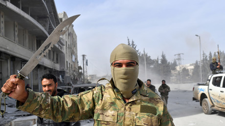 Illustration : un rebelle syrien, allié de la Turquie, parade avec un couteau après la chute d'Afrin aux mains d'Ankara et de l'Armée syrienne libre