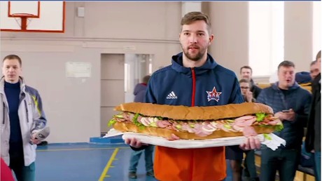 Un ours, un missile et un sandwich géant : des électeurs excentriques se rendent aux urnes en Russie