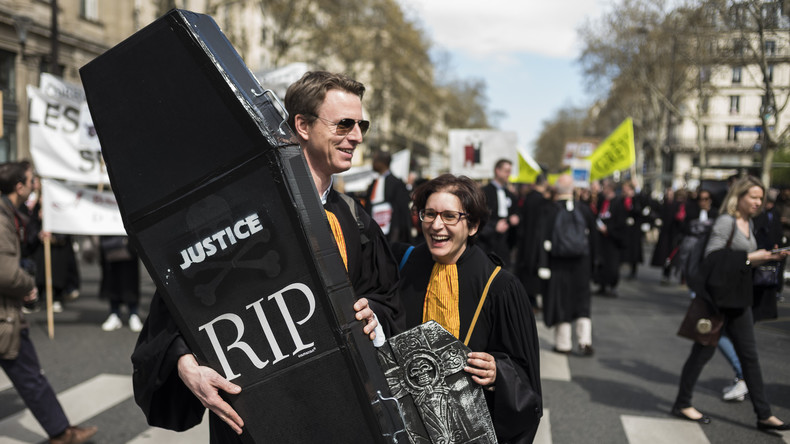 Des milliers de personnes dans les rues de Paris contre le projet de réforme de la justice (VIDEOS)